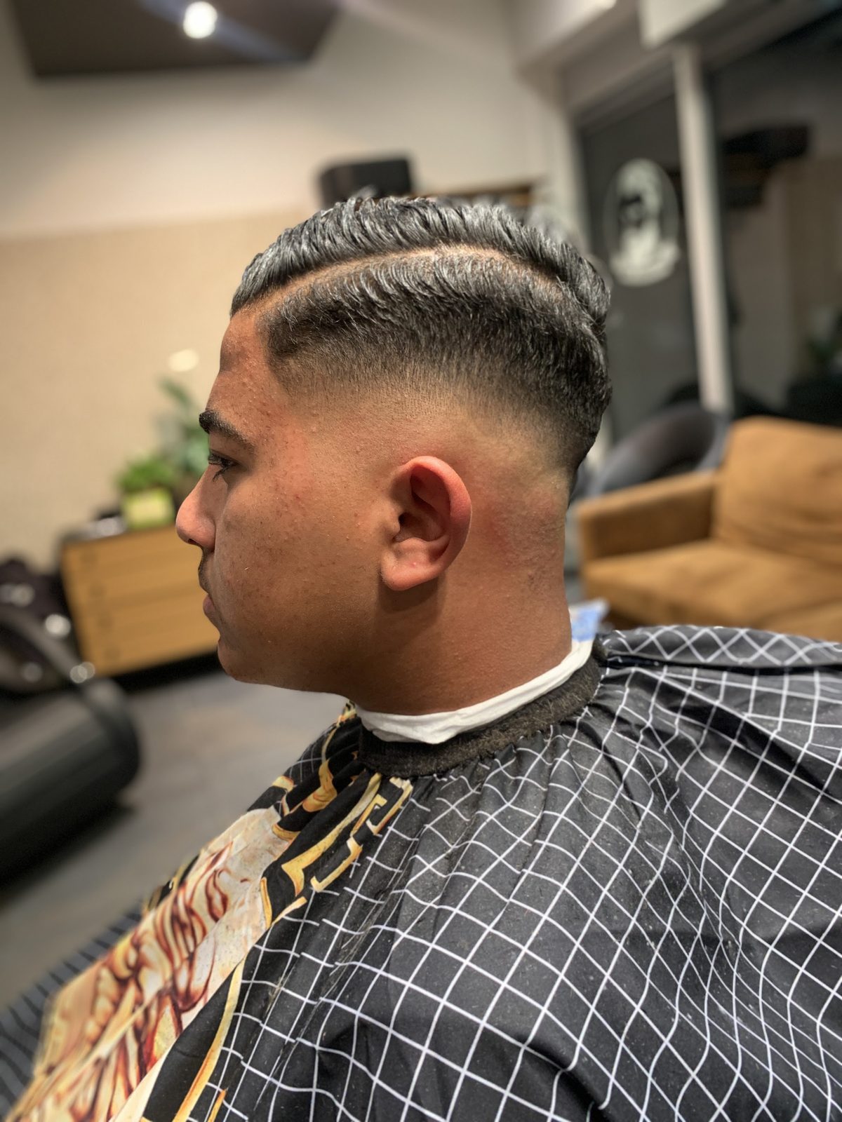 Strakke zijscheiding met een fade, in de zaak aan de Brugstraat